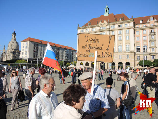 Русский флаг и плакат "Дружба с Россией" на митинге в Дрездене.