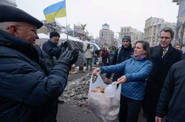 Виктория Нуланд снабжает Майдан продовольствием на остатки из 5 млрд долларов.png Виктория Нуланд снабжает Майдан продовольствием на остатки из 5 млрд долларов.png