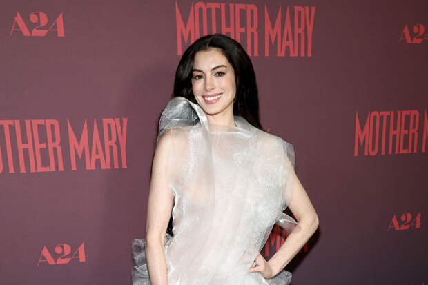 Актриса Энн Хэтэуэй пришла на кинопремьеру в полупрозрачном платье