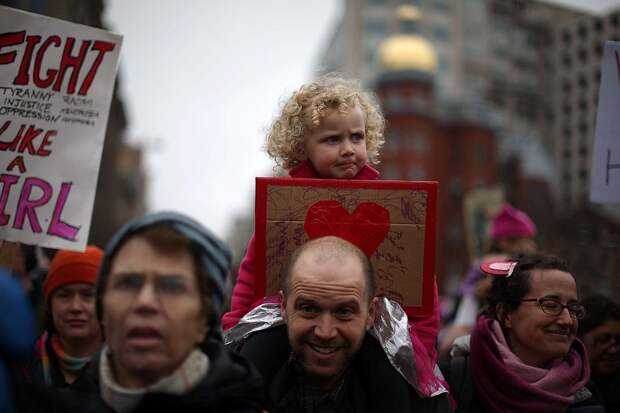 На митинг привели даже детей Фото: REUTERS