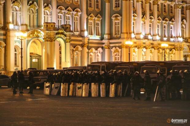 На Дворцовой маневрирует рота ОМОНа. До решения по «делу Навального» остался час