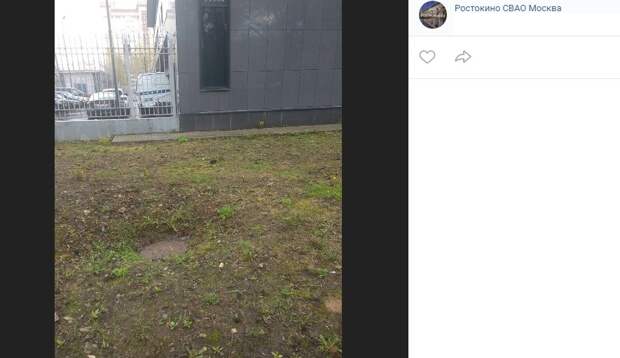 Просевший люк на Бажова поставят на место специалисты «Мосводоканала»
