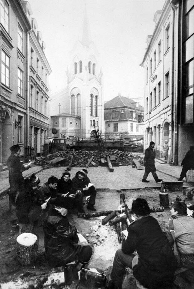 Баррикады на улицах Риги в январе 1991 года. история, ретро, фото