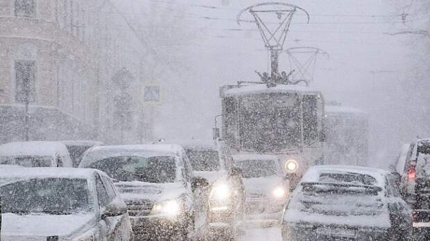 В Екатеринбурге снег убирает техника, которую можно проткнуть пальцем