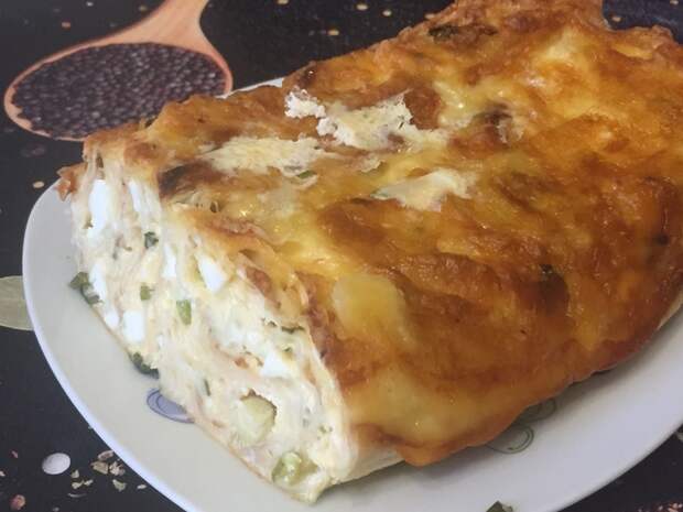 Фото к рецепту: Пирог из лаваша с яйцом и луком.