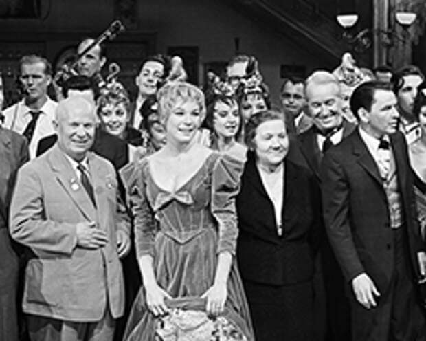 Хрущёв в Голливуде. Рядом с генсеком актриса Ширли МакЛейн, рядом с актрисой Нина Хрущёва, спиной к ней Морис Шевалье (Фото: Фотохроника ТАСС)