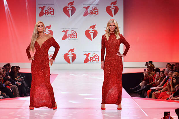 Пэрис и Ники Хилтон приняли участие в благотворительном показе в Нью-Йорке