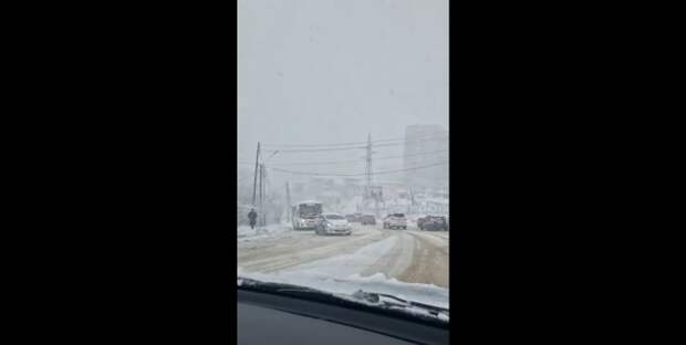 Мощный снегопад вызвал коллапс на дорогах Владивостока