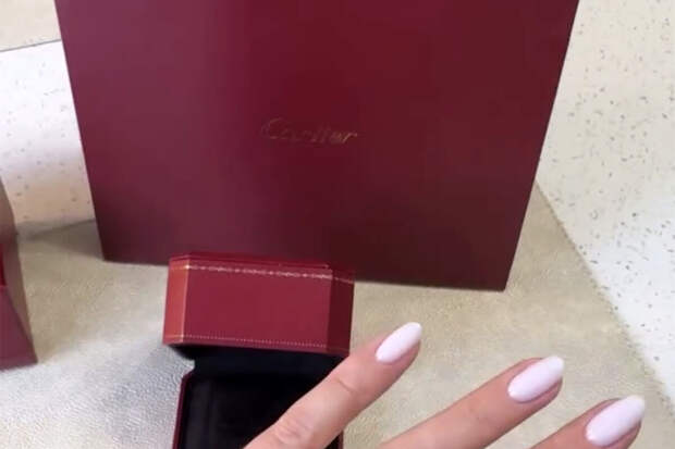 Возлюбленный певицы Семенович подарил ей кольцо за несколько миллионов рублей