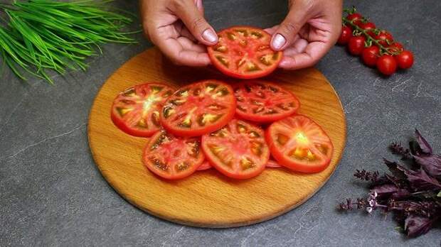 Самая ажиотажная летняя закуска из помидоров: готовить 10 минут и съедается моментально (рецепт на скорую руку)
