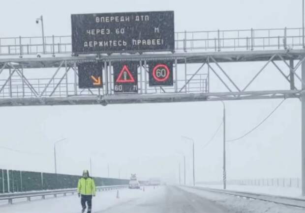 Снегопад в Краснодаре: на Северных мостах буксуют, аварии, водители выталкивают друг друга