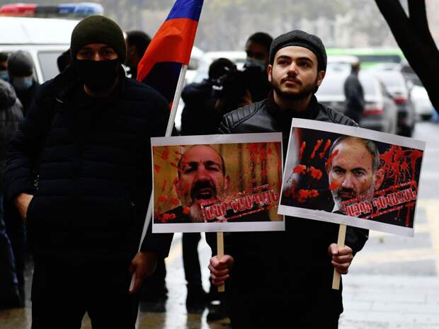 Армяне, не можете изменить политику? Меняйте политиков. Пока не поздно