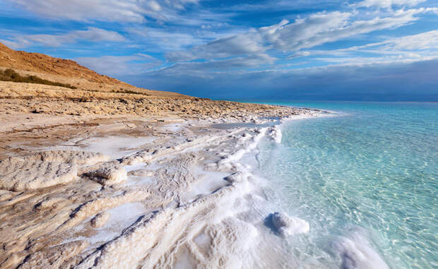 Мертвое море Израиль Обилие растворенных в воде минералов уничтожает любые попавшие сюда микроорганизмы. Прибрежные скалы озера переливаются кристаллизованным хлоридом натрия: здесь Солнце испаряет воду, украшая берега затейливым фрактальным узором. Это  самое глубокое в мире (330 метров) гиперминерализованное озеро. В последние годы размеры водоема значительно сократились, но израильские геологи считают, что вскоре ситуация стабилизируется.