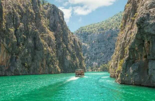 Видео: волшебный по красоте каньон, окруженный горами, или нетипичная Турция