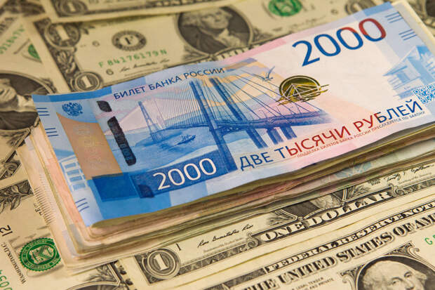Аналитик Михаил Васильев заявил, что курс рубля на следующей неделе не снизится по отношению к основным валютам