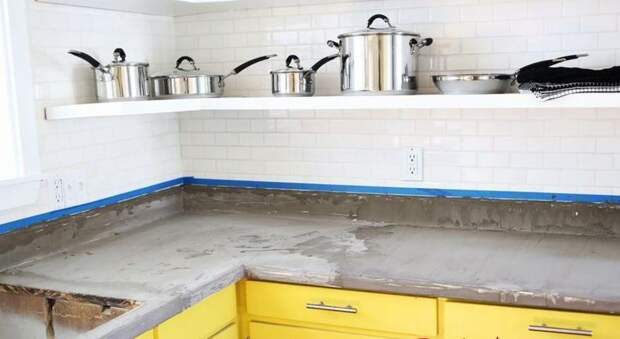 Женщина решила сэкономить и сделала столешницу на кухне из бетона