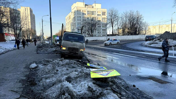 Мусоровоз сбил прохожего на тротуаре в Москве