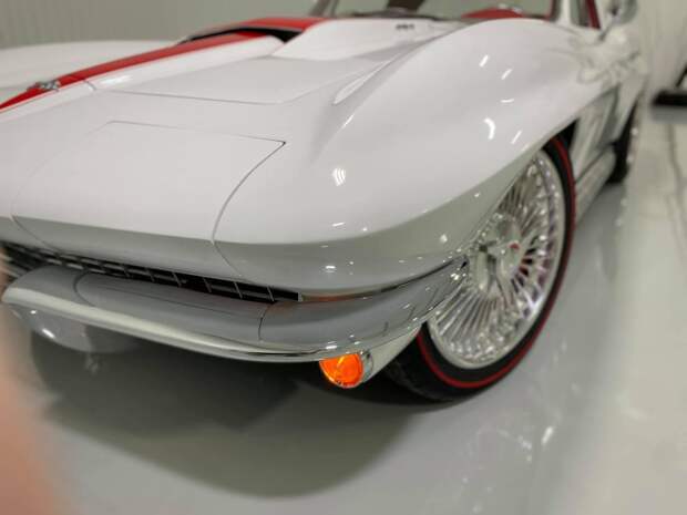 Великолепный рестомод Corvette Stingray 1967 года