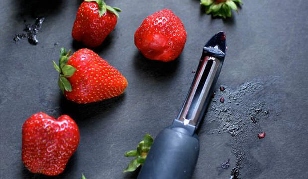 Удаляем хвостики у клубники Удаляем хвостики у клубники