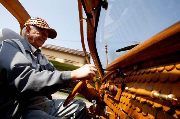 Пенсионер сделал полностью деревянный «Фольксваген-жук» более чем из 50 000 отдельных кусков дуба