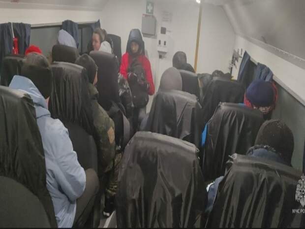 В столице Камчатки спасатели помогают медикам скорой выносить пациентов через сугробы