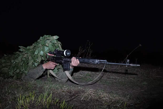 В Хабаровском крае снайперы ВВО провели стрельбы в ночное время суток