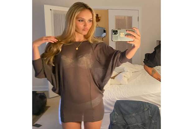 Дочь Джонни Деппа опубликовала фото в прозрачном наряде