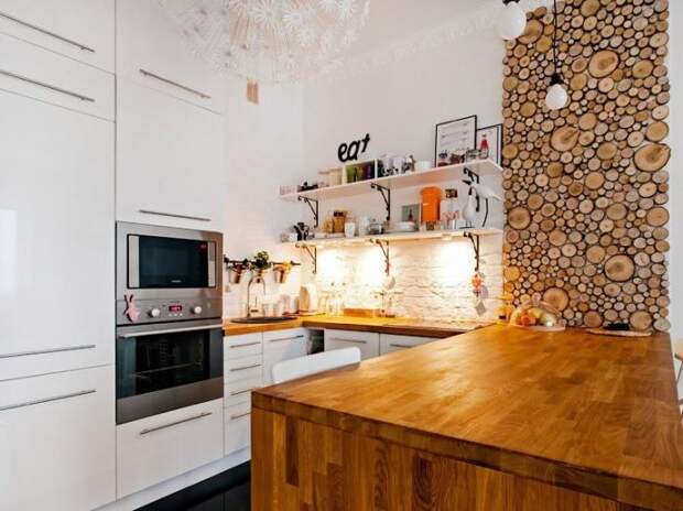 Круглые деревянные спилы в качестве отделки стены на кухне. \ Фото: mossebo.studio.