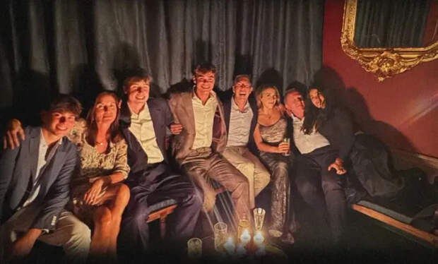 Сальма Хайек и Франсуа-Анри Пино с дочерью Валентиной и гостями