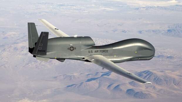 Американский беспилотный самолет MQ-4C Triton: грозовой разряд или «СВЧ-излучение»?