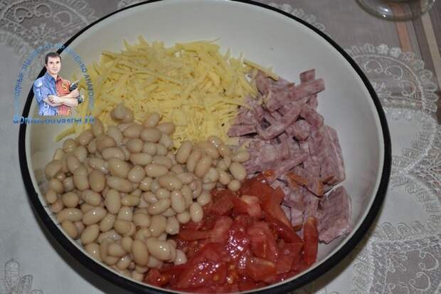 Салат с фасолью помидорами и сухариками 