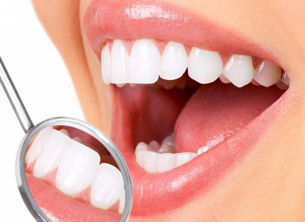 Быстро отбелить зубы в домашних условиях можно с помощью народных и дешевых способов: 