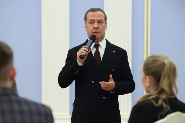 Медведев поздравил российских студентов