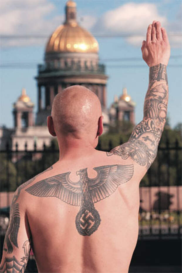 Нацистская свастика тату на спине