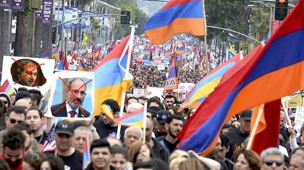 Армяне, не можете изменить политику? Меняйте политиков. Пока не поздно