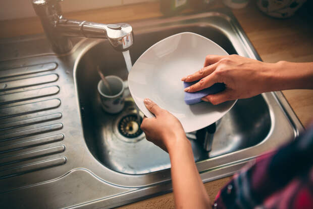 Почему нельзя, чтобы кто то мыл посуду в твоем доме?