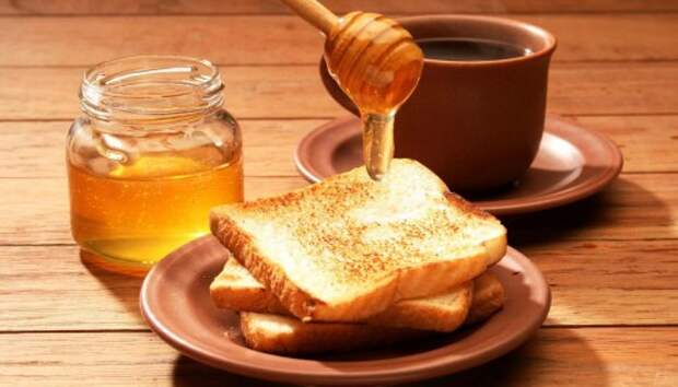 Утром необходимо смазать хлеб медом. 