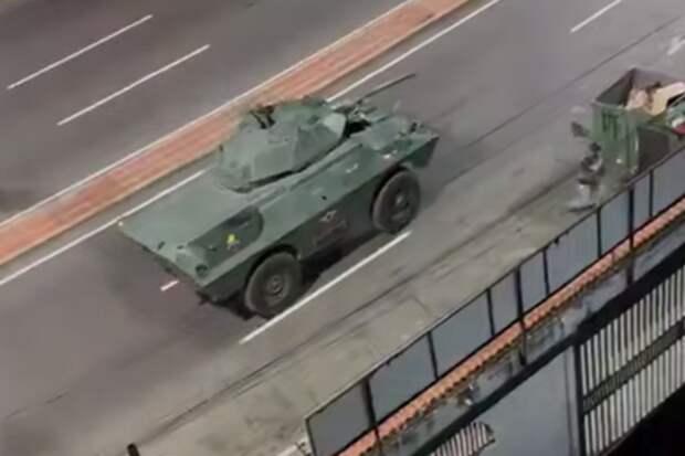 RT: в Каракасе заметили бронетехнику ВС Венесуэлы около президентского дворца