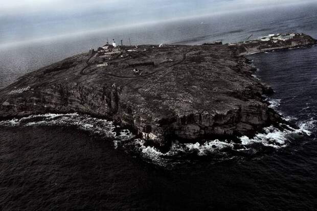 Почему российские вооружённые силы оставили остров Змеиный, насколько это оправданно, поражение это или нет?
