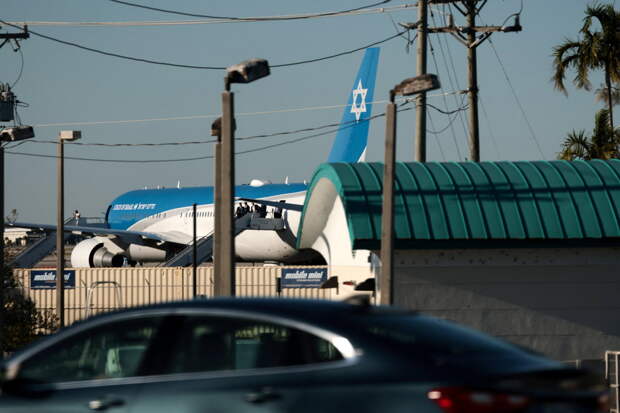 Летевшего с премьером Израиля журналиста сняли с рейса со словами «забирай свой чемодан»