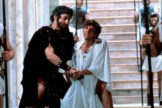 Убийство императора в фильме «Калигула» Тинто Брасса, 1979 г.