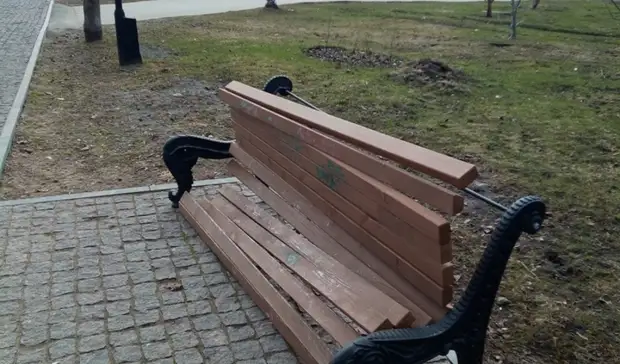 Сломанную вандалами скамейку в Петрозаводске отремонтируют