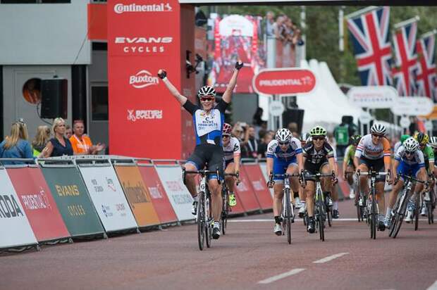 Кирстен Вилд (Hitec Products) побеждает в гонке (фото: Sean Robinson/Velofocus)