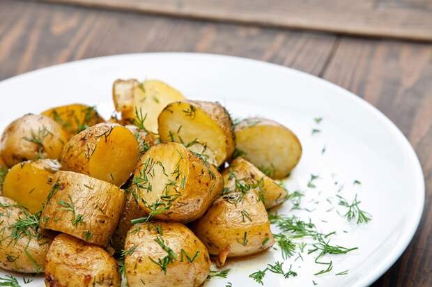Подавайте жареный картофель с укропом. / Фото: artkafegosti.ru