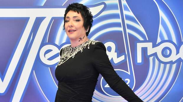 Лолита выбила себе зуб