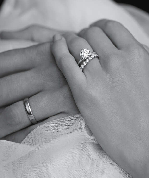 Рука девушки с помолвочным кольцом