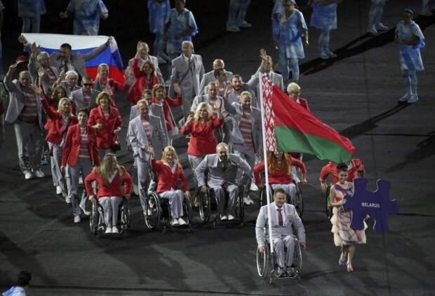 Белорусские спортсмены вышли на церемонию открытия Паралимпиады с российским флагом
