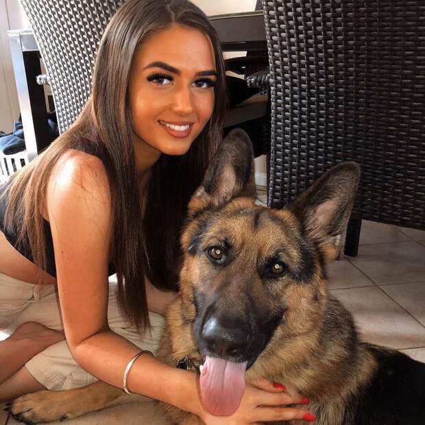 Красивые девушки с собаками