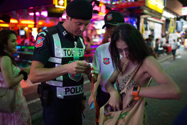 Трансгендеры украли у отдыхавшего в Таиланде туриста деньги и попались с поличным