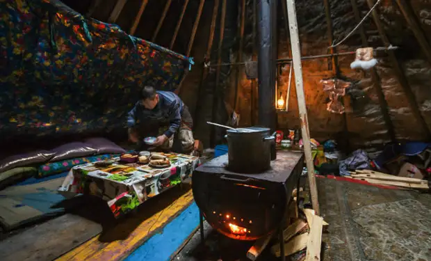 Чукчи в тундре зимой живут в тонких юртах и не мерзнут. Смотрим как ...